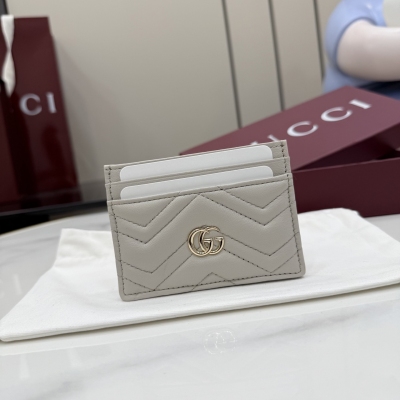 Gucci古馳 GG Marmont 系列卡片夾以明快色彩煥現品牌標誌性設計風格。此款式甄選絎縫V型納帕羊皮革打造，搭配金色調配件。淺灰絎縫波浪紋羊皮革和亮淺灰羊皮革細節 淺金色金屬配件 雙G 內部：4個卡片隔層，1個開口隔層 型號：443