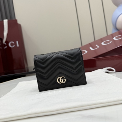 Gucci古馳 GG Marmont系列卡包採用絎縫牛皮革打造，配以V形紋設計。黑色V形紋絎縫牛皮革 淺金色金屬配件 雙G 內部：5個卡片隔層、1個開口袋、1個拉鍊袋和1個鈔票隔層 按扣開合 型號：466492。閉合時尺寸：11釐米（寬）x