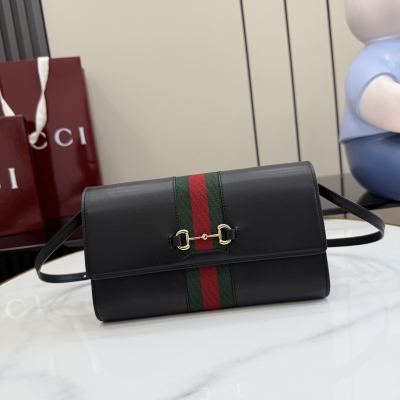 Gucci古馳 Generation Gucci古馳世代系列深入探索品牌的典藏元素，將不同世代的設計融合為統一的美學敘事。小皮具設計融合Horsebit和Web元素，散發復古優雅氣息。這款款式採用GG帆布打造，開口隔層輕鬆容納iPhone，