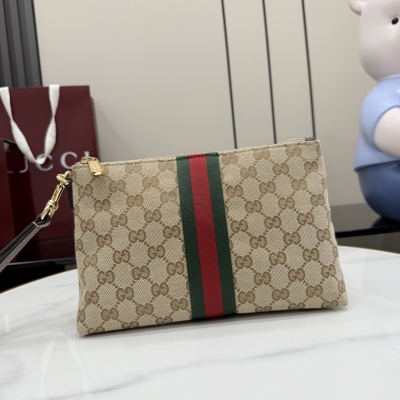 Gucci古馳 2026春夏系列全新上市。全新小皮具設計甄選輕盈挺括的GG帆布打造，以復古風格沙色配色匠心呈獻，點綴煥然一新的紅綠織帶細節，彰顯亮眼風尚。沙色和深棕色GG帆布 金色調配件 沙色帆布襯裡，飾Diamante圖案 織帶 可拆卸羊