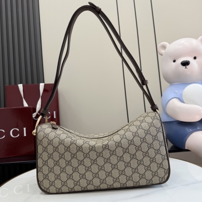 Gucci古馳 煥新呈現Gucci Half Horsebit系列，以現代風格煥新演繹品牌最具標誌性的元素之一。該系列巧妙融蘊休閒廓形與標誌性的半馬銜扣配件，這也是其名稱的由來。米色和深棕色GG面料 金色調配件 天然棉麻混紡襯裡 半馬銜扣