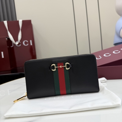 Gucci古馳 2026春夏系列全新上市。全新小皮具系列設計致敬馬銜扣元素，將品牌標誌性五金細節與織帶飾條精妙搭配，詮釋復古雅致格調。此單品甄選柔軟牛皮革打造。黑色柔軟精製牛皮革 金色調配件 黑色織物襯裡 馬銜扣、織帶和Gucci義大利創作