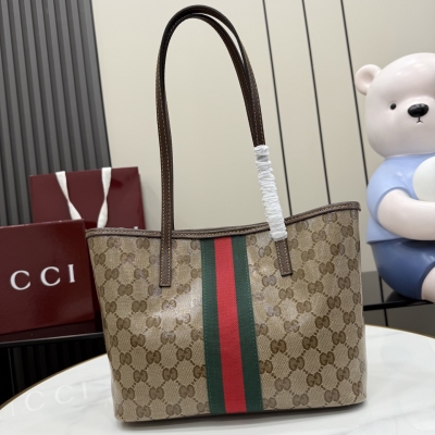 Gucci古馳 Generation Gucci系列深入探索品牌的典藏元素，將不同世代的設計融合成一種美學敘事。GG塗層帆布與織帶的搭配為精緻的造型增添了標誌性的點綴。這款托特包提升了日常風格，內部配有一個拉鍊口袋。沙色和深棕色GG塗層帆布