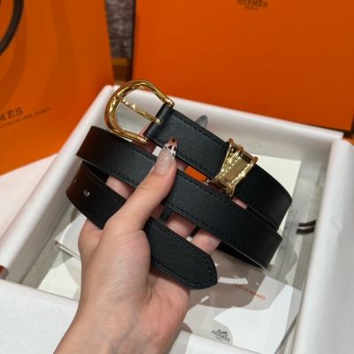 Hermes愛馬仕 Ecuyere 24腰帶 Swift小牛皮，搭配金屬皮帶扣，適合日常佩戴，打造多樣造型，雕刻固定環圈相互交織，靈感源自H的馬鞍針法縫線.寬度：24毫米