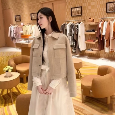 Hermes愛馬仕 2025秋冬新款定制羊絨紗線金屬扣外套出貨 版型是恰到好處的，又不會過於寬鬆，同時對身材的包容性很強！不挑胖瘦，太有設計感了，時髦的版型剪裁 小個子穿搭 時髦洋氣 高挑小姐姐穿搭 颯爽高級 一款適用於任何場合穿搭的外套