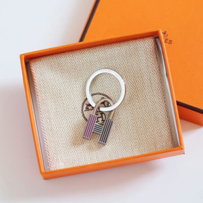 Hermes愛馬仕 CQR-018鑰匙扣 Cadenas Quizz Rainbow鑰匙扣 尺寸：高度3.5cmx寬2cm 漆藝金屬鑰匙扣 法國製造 金屬質感: 鍍鈀 作包飾，亦可做項鍊掛墜，當然作為包鏈加長物件也可以，用途較廣。