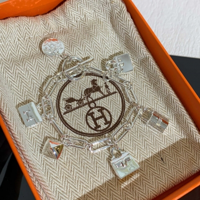 Hermes愛馬仕 O’Maillon系列的靈感源自經典“Chaine d‘Ancre”設計與相同皮革圖案。電鍍0.3咪厚金。多重造型隨意穿搭,性價比超級高。不管是購買後自用還是選擇送禮給心愛的她,都是不錯的選擇、且有寓意 歡迎全網對比