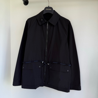 Hermes愛馬仕 2025新款重工拼接翻領定制刺繡字母拉鍊雙口袋外套出貨採用進口面料 重工立體裁剪工藝 收腰設計個性設計做工精細，柔軟舒適 簡潔時尚 經典爆款 定制三標五金配件 進口綿羊毛錦綸面料 做工精細 柔軟舒適 耐穿型 不挑人穿 現