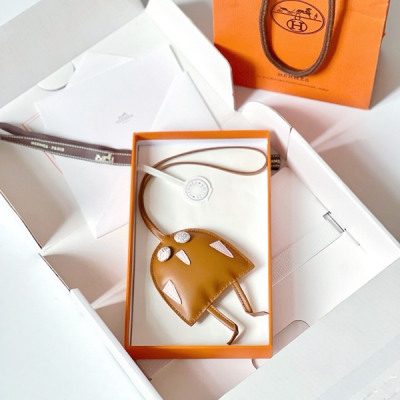 Hermes愛馬仕 小雞掛件 HIBOUTON CHARM 每件petit h作品均別具一格：產品材質、圖案及顏色將為您帶來別樣驚喜 Hibouton羊蓋皮和絲巾眼睛吊飾，可作為包袋吊飾或鑰匙扣吊飾 法國製造 尺寸：約長8x寬8釐米（由於每